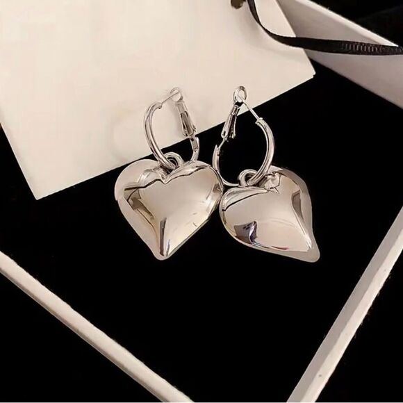 🩶 NEW silver puffy heart dangle hoop earrings 🩶 - Picture 2 of 6